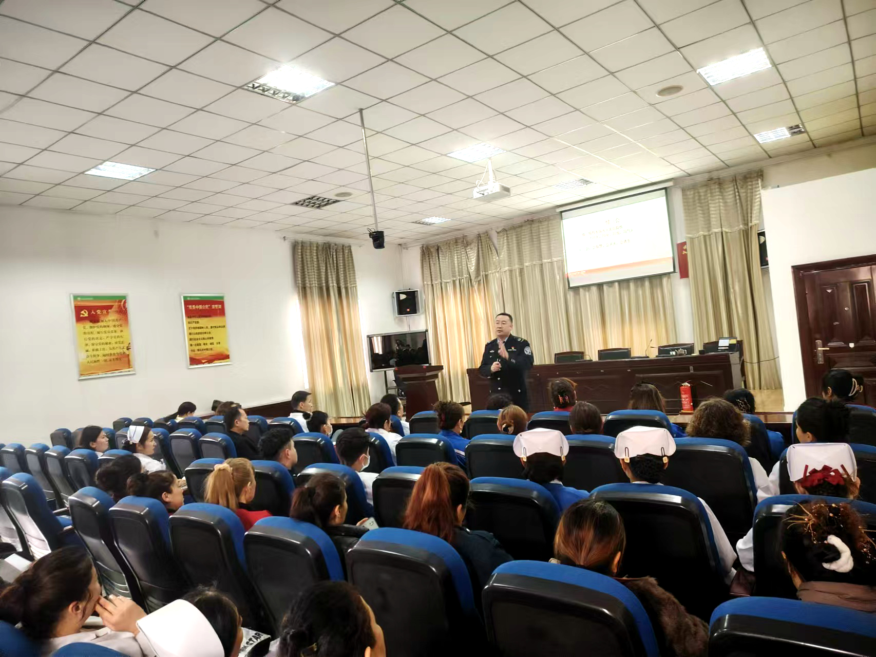 烏魯木齊分中心為鄯善縣維吾爾醫(yī)醫(yī)院開展冬春季火災(zāi)防控培訓(xùn)及演練